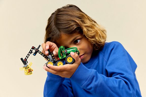 LEGO Technic 42218 Pyörillä varustettu John Deere 1470H ‑harvesteri