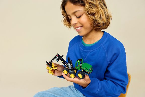 LEGO Technic 42218 Pyörillä varustettu John Deere 1470H ‑harvesteri