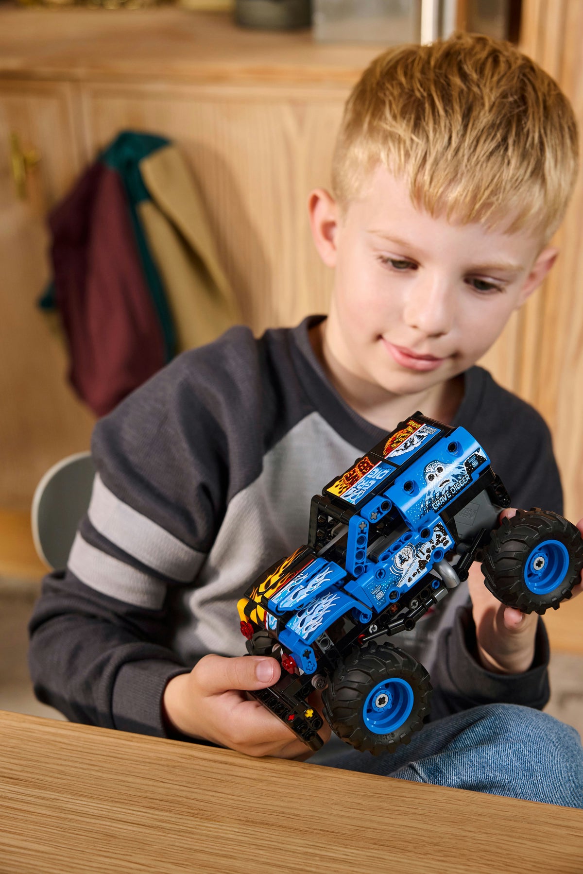 LEGO Technic 42219 Monster Jam™ Grave Digger™ tuli ja jää – kuva 8