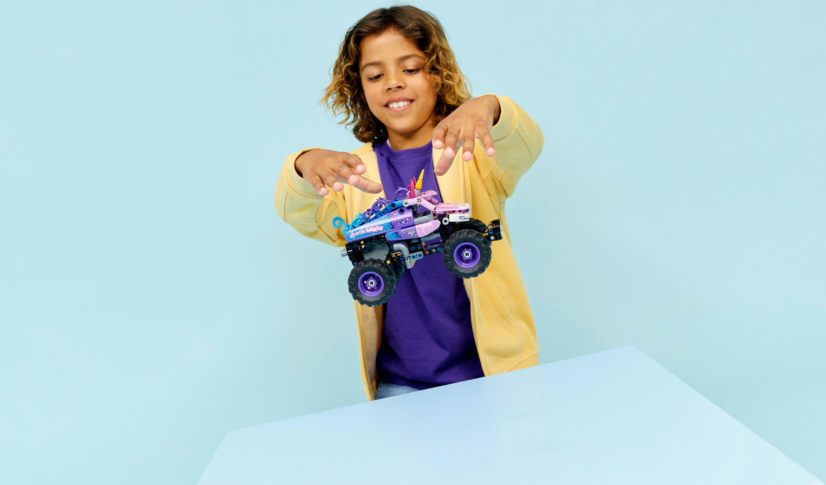 LEGO Technic 42220 Monster Jam™ Sparkle Smash™ vetomoottorilla – kuva 9