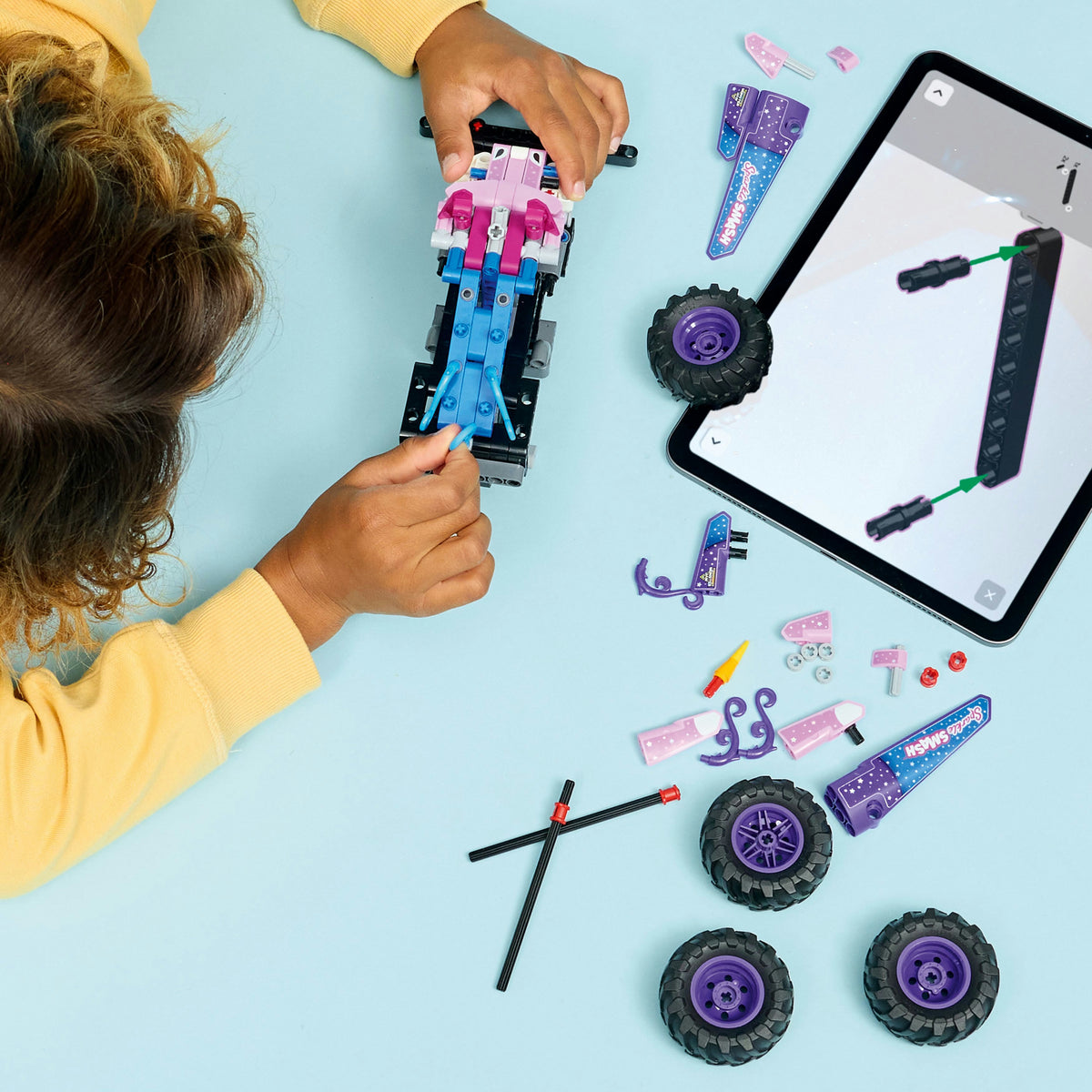 LEGO Technic 42220 Monster Jam™ Sparkle Smash™ vetomoottorilla – kuva 6
