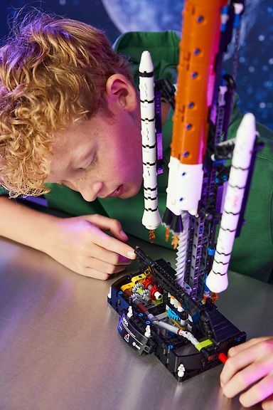 LEGO Technic 42221 NASA Artemis ‑laukaisujärjestelmän avaruusraketti