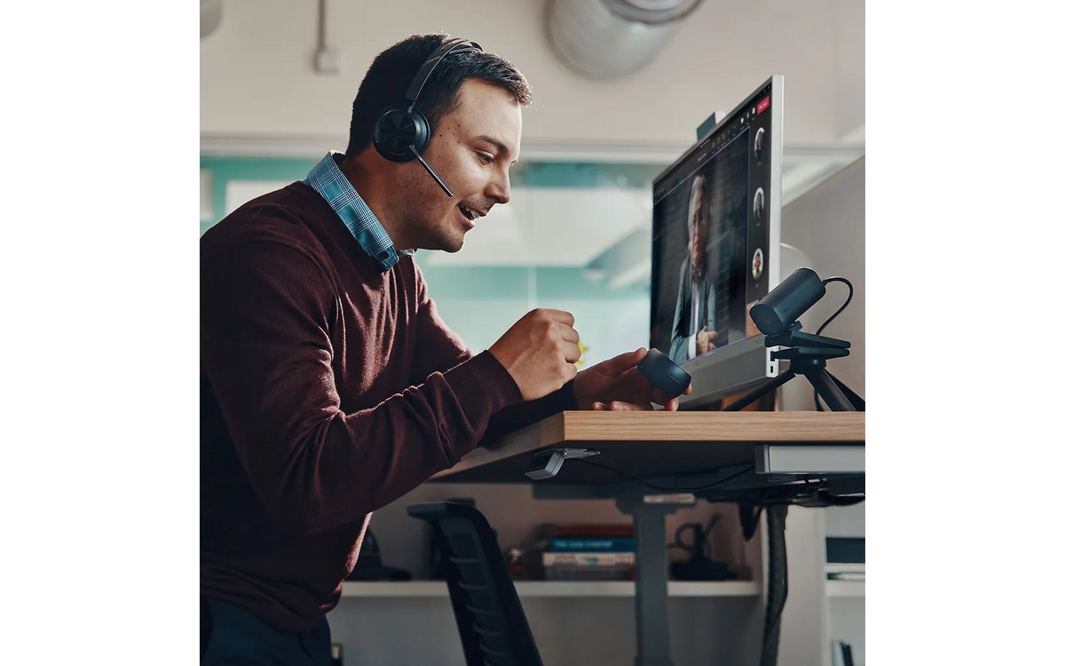 Poly Voyager Focus 2 -Bluetooth-kuulokemikrofoni lataustelineellä, UC