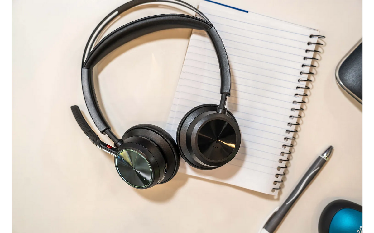 Poly Voyager Focus 2 -Bluetooth-kuulokemikrofoni lataustelineellä, UC