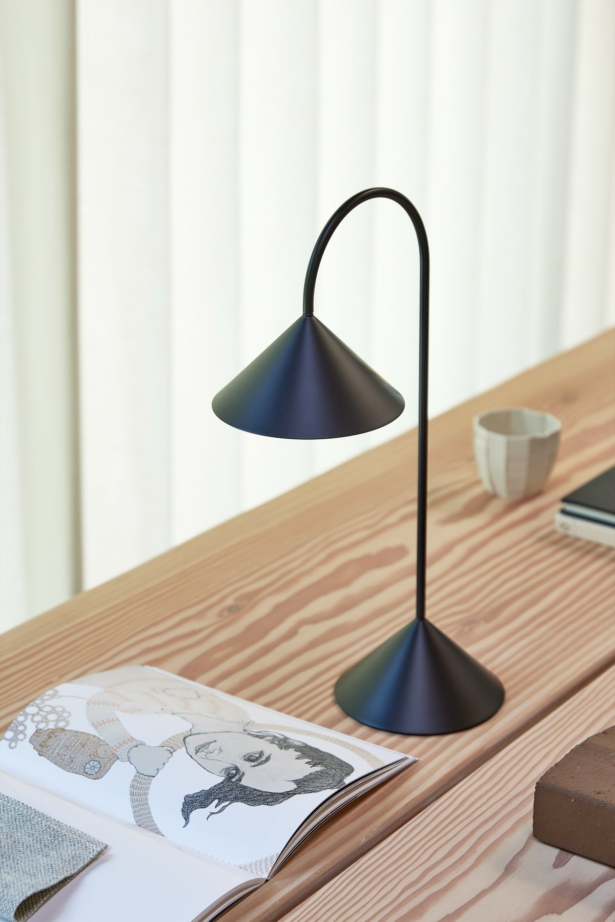 Frandsen Grasp Portable pöytälamppu, mattamusta, 47 cm – 6