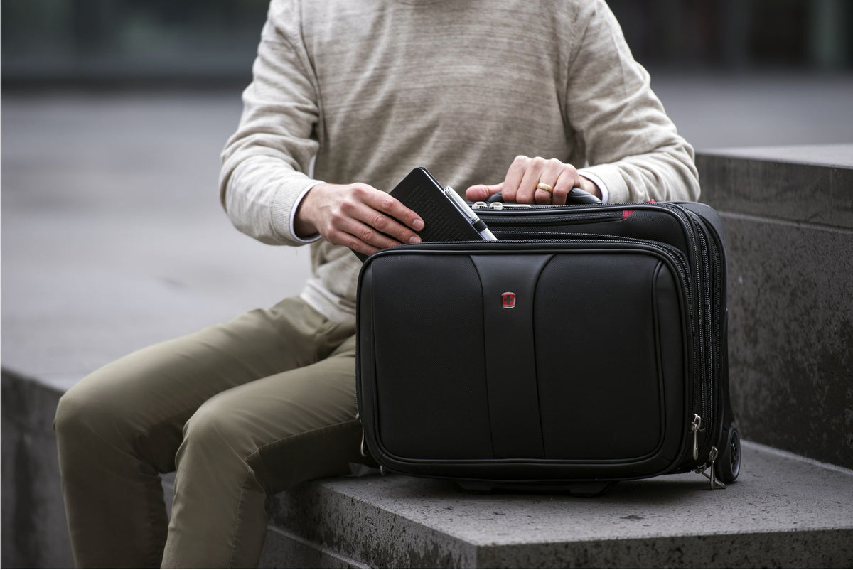 Wenger Patriot -laukkusetti 15,6"/17" kannettavalle tietokoneelle, musta – kuva 12