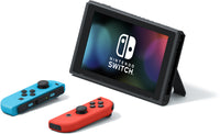 Nintendo Switch -pelikonsoli, neonpunainen ja neonsininen