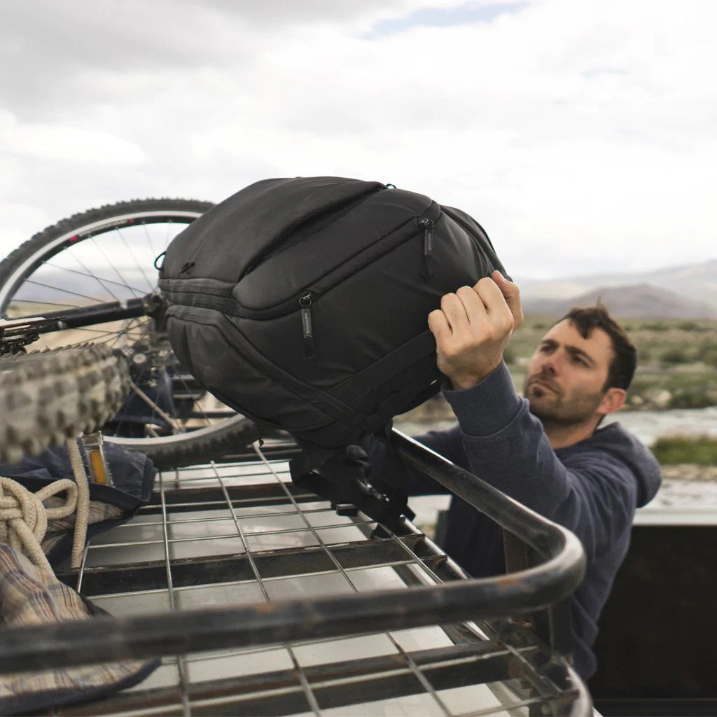 Peak Design Travel Backpack 45L -päiväreppu, musta – kuva 21