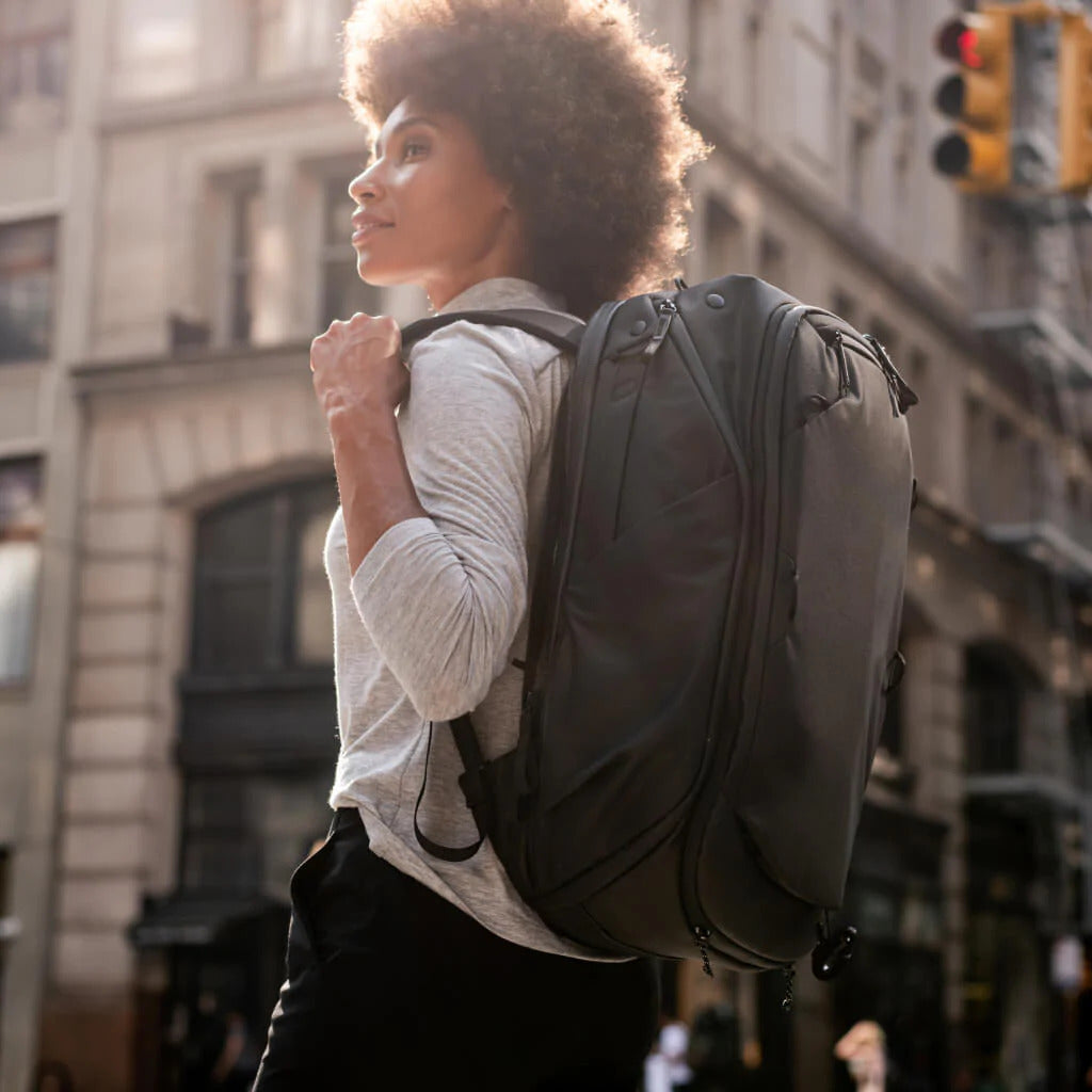 Peak Design Travel Backpack 45L -päiväreppu, musta – kuva 18