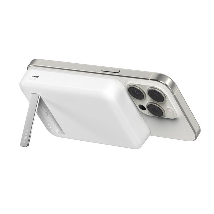 Belkin BoostCharge Pro Qi2 -varavirtalähde magneetilla, 8000 mAh, valkoinen