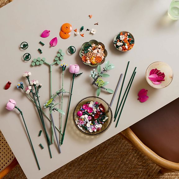 LEGO Botanicals 10342 – Kaunis vaaleanpunainen kukkakimppu – kuva 4
