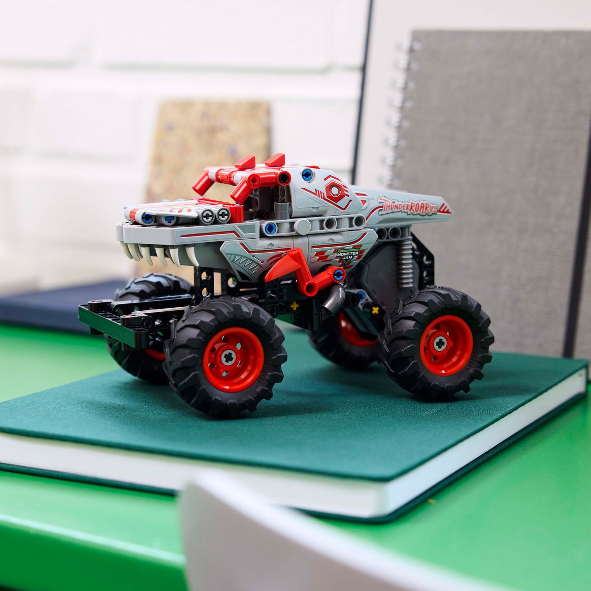 LEGO Technic 42200 – Monster Jam ThunderROARus ‑vetomoottoriauto – kuva 10