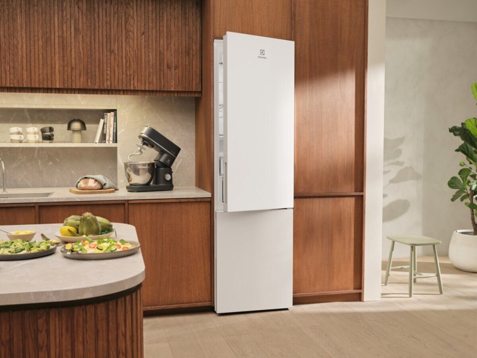 Electrolux LNT7MC36W 700-sarjan jääkaappipakastin, valkoinen, 2m