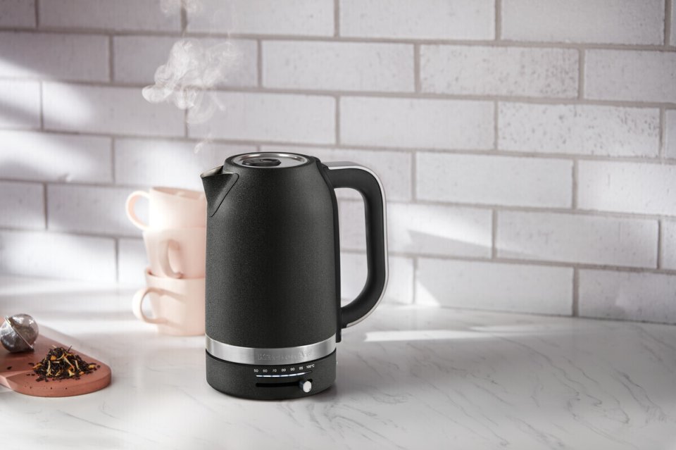 KitchenAid 5KEK1701EBK vedenkeitin, valurautamusta