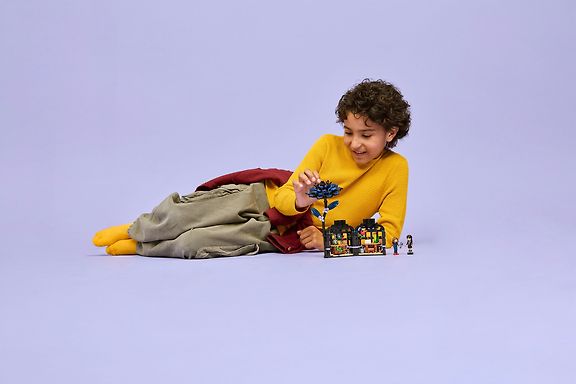 LEGO Wednesday 76784 - Musta daalia – kuva 6