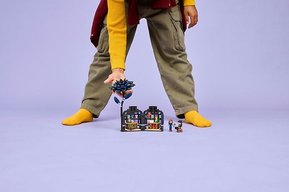 LEGO Wednesday 76784 - Musta daalia – kuva 5