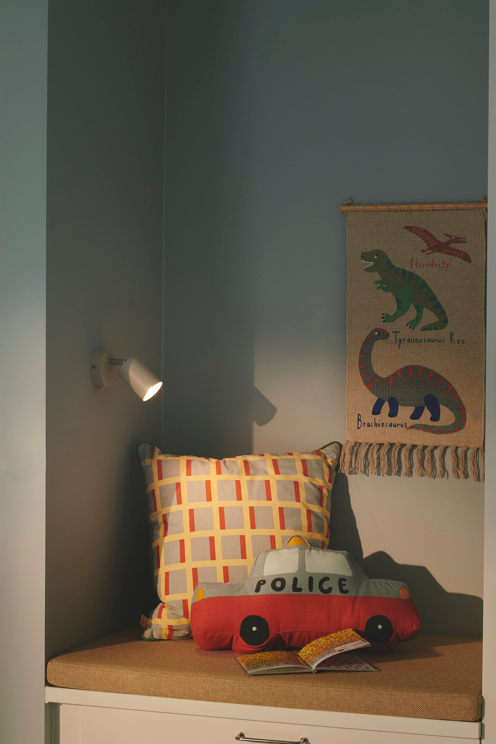 Explore vägglampa beige