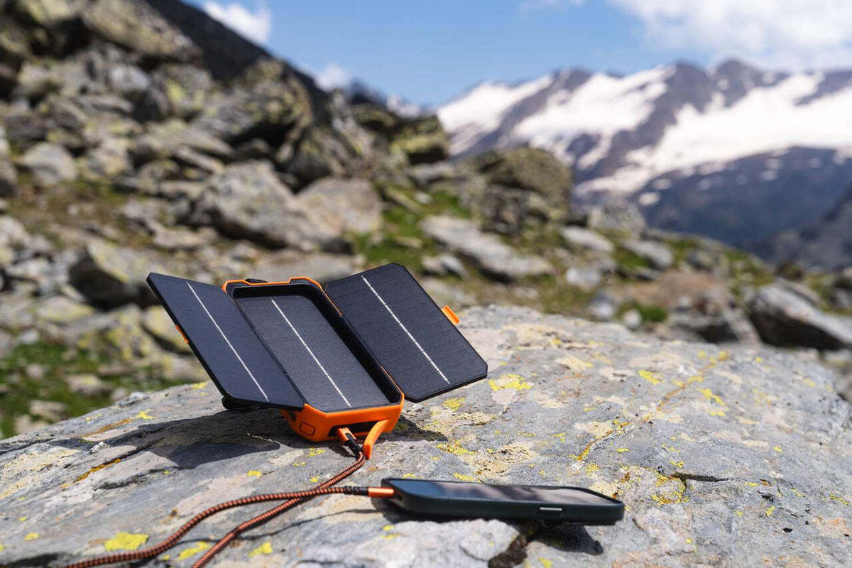 Xtorm XR203 varavirtalähde aurinkopaneelilla, 10000 mAh