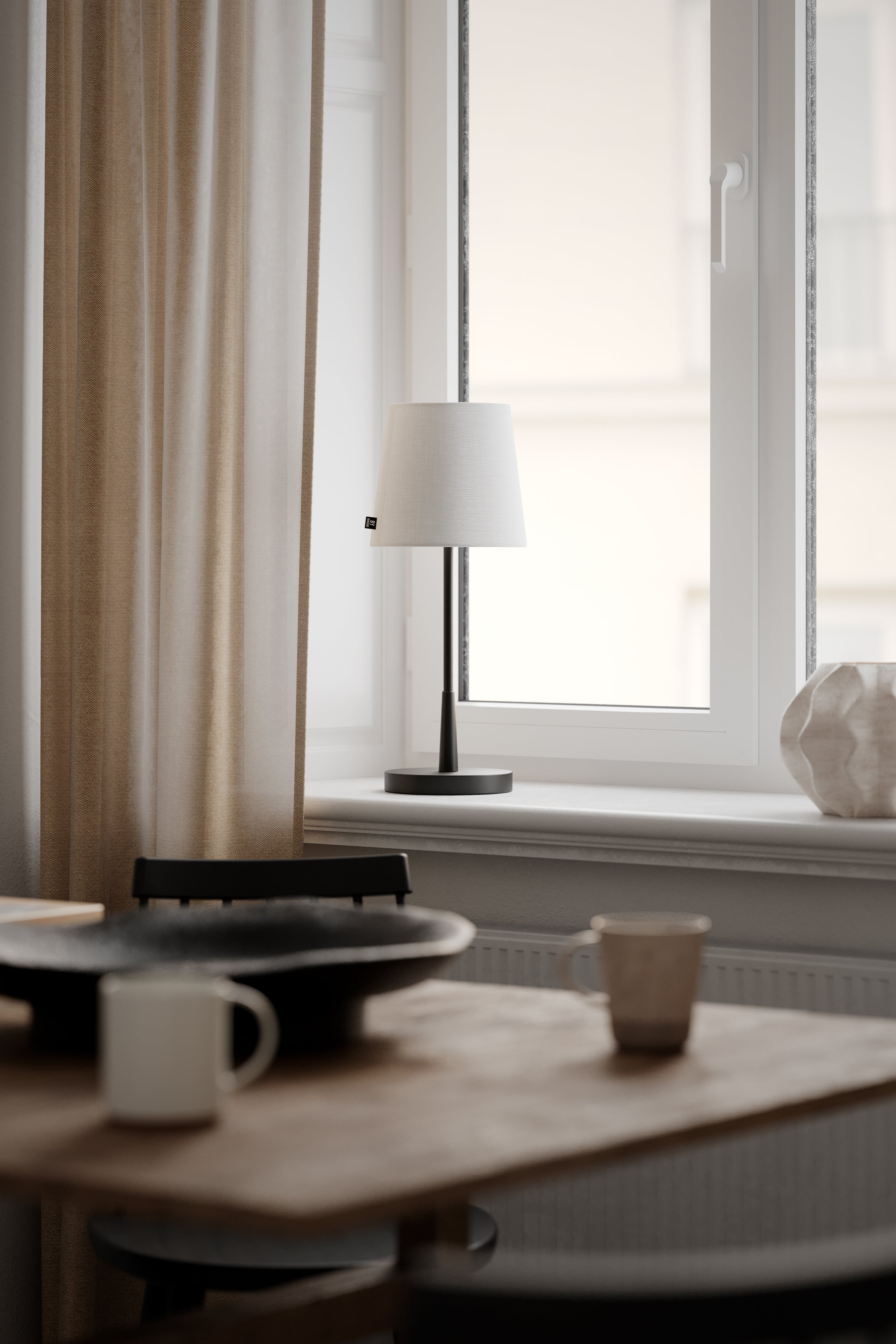 Lumi bordslampa matt svart / vit