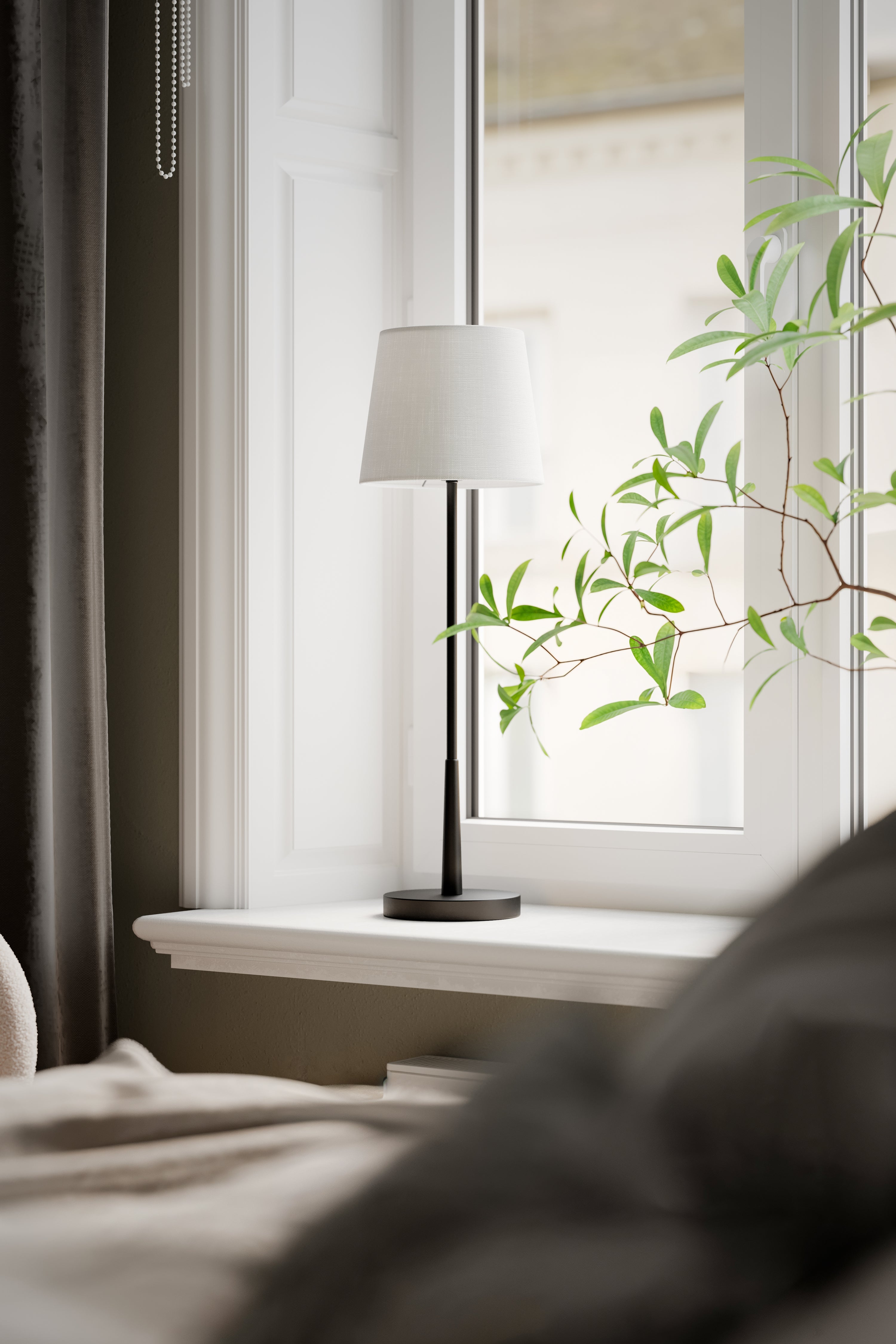 Lumi hög bordslampa matt svart / vit