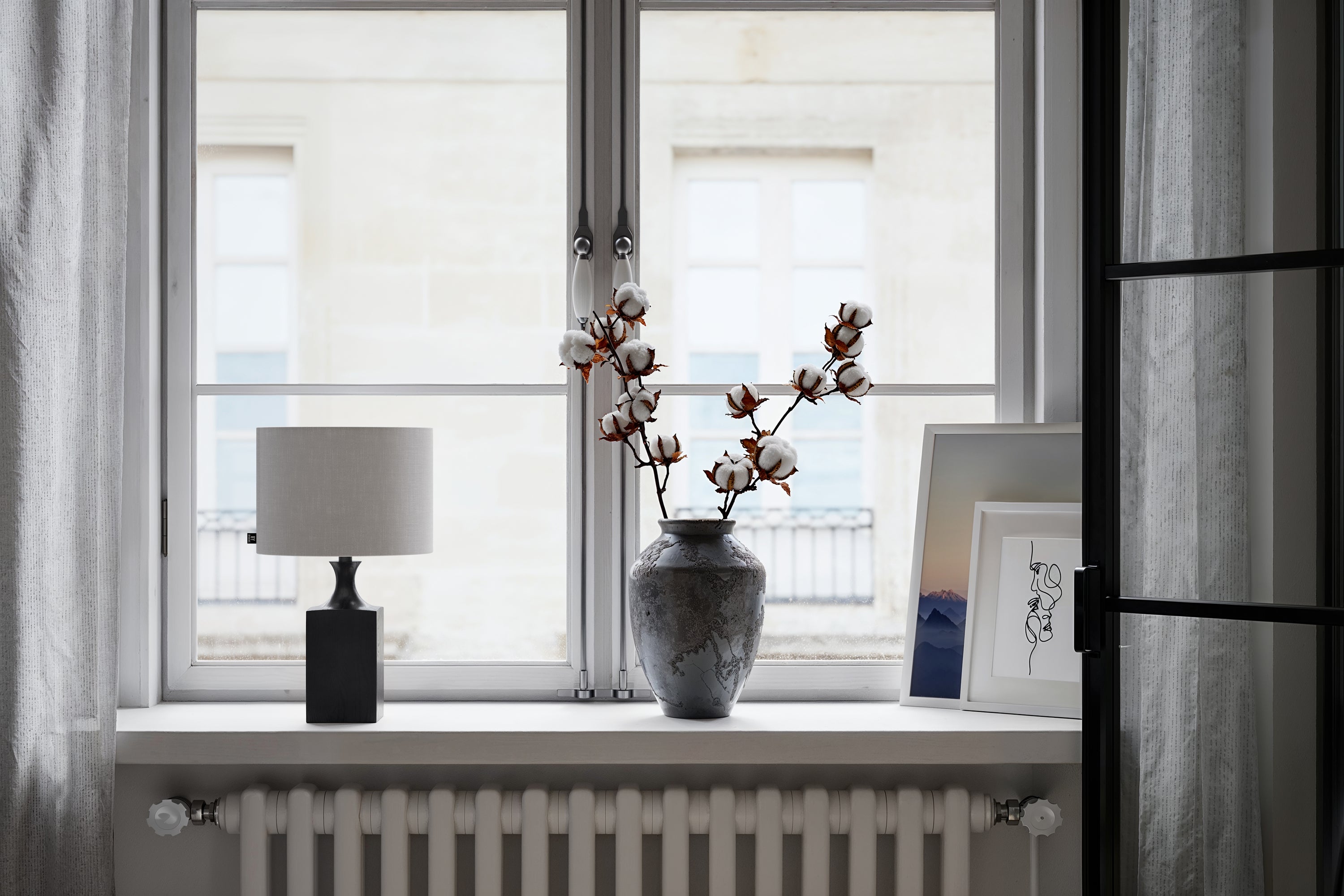 Woody pöytävalaisin matala musta/valkoinen