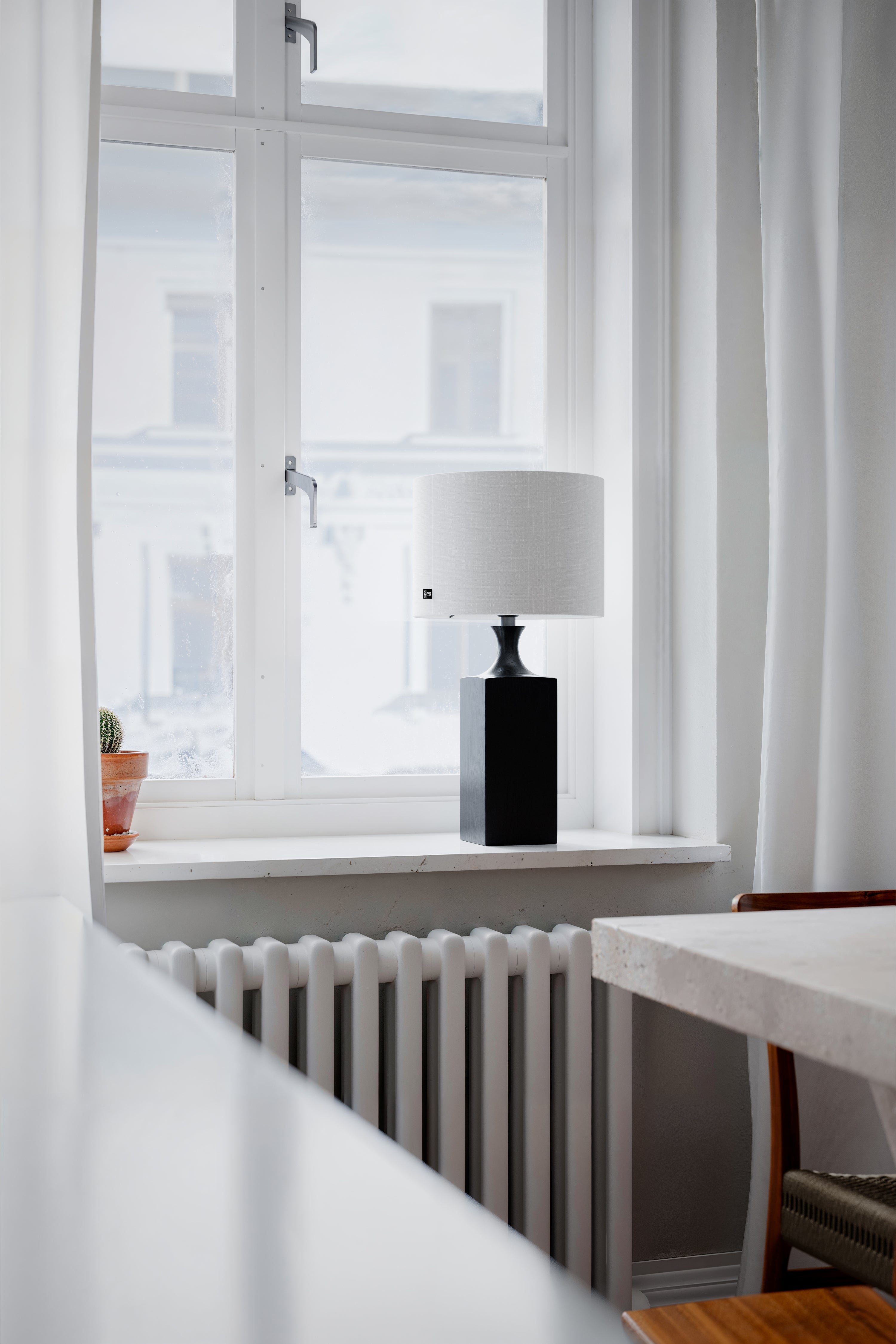 Woody pöytävalaisin korkea musta/valkoinen