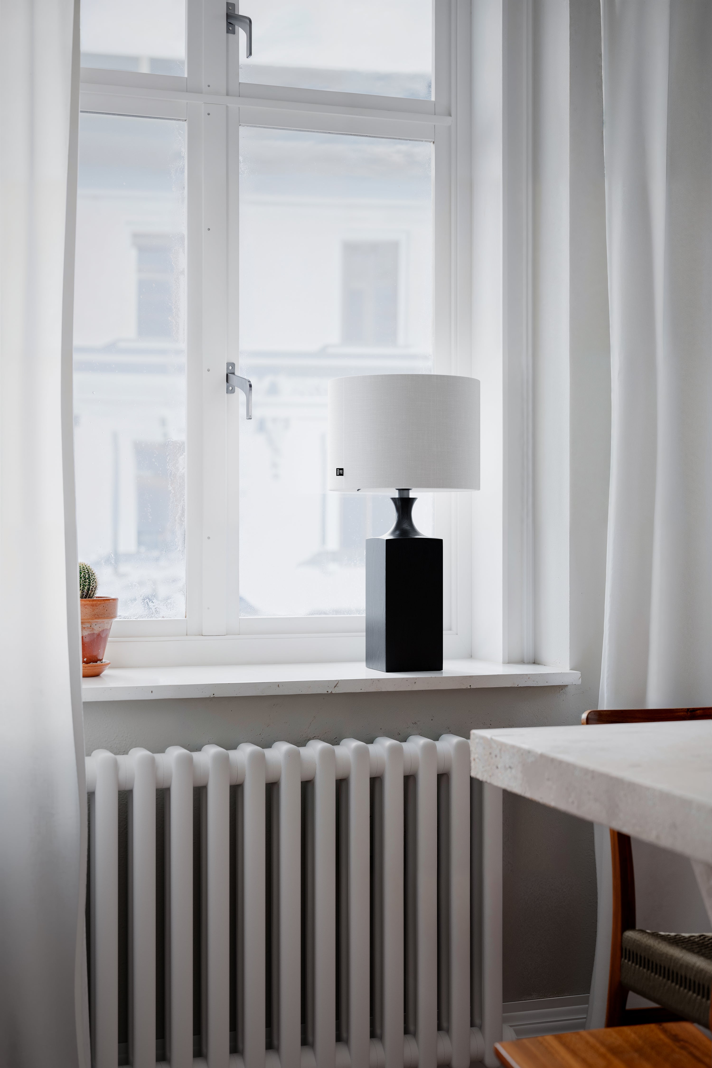 Woody pöytävalaisin korkea musta/valkoinen