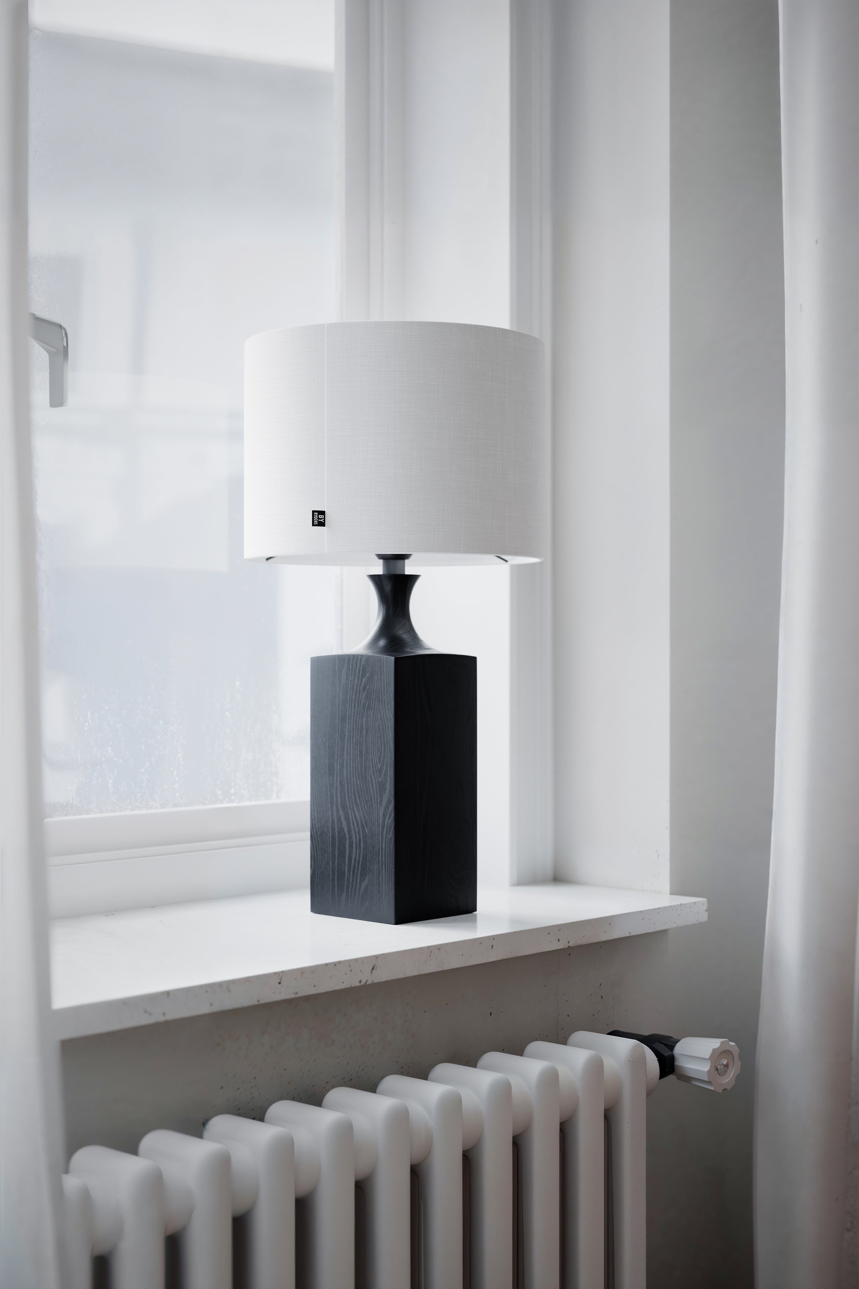 Woody pöytävalaisin korkea musta/valkoinen