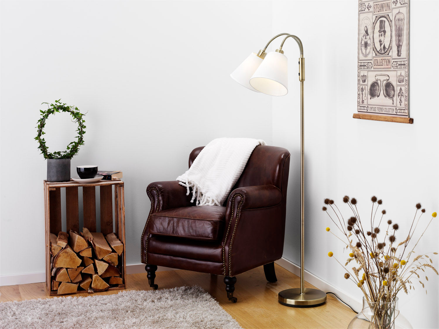 Duett golvlampa antik 2-armad, vita skärmar